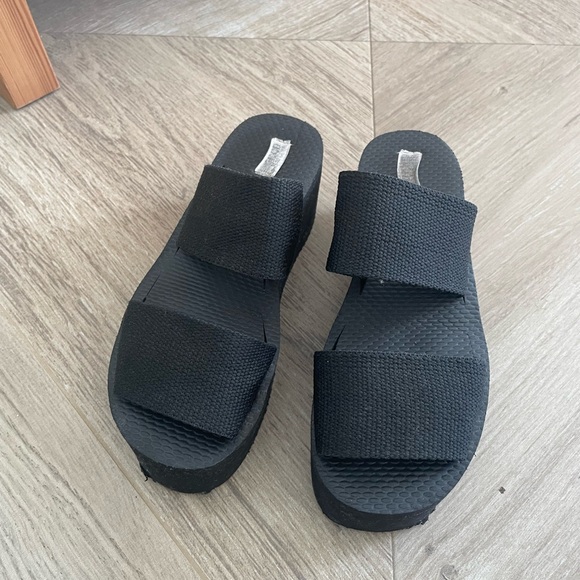 Beach Black Platform Sandals!!
Water resistant - Picture 2 of 4